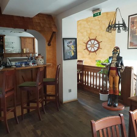 היינבורג אן דר דונאו Pirates Hotel מראה חיצוני תמונה