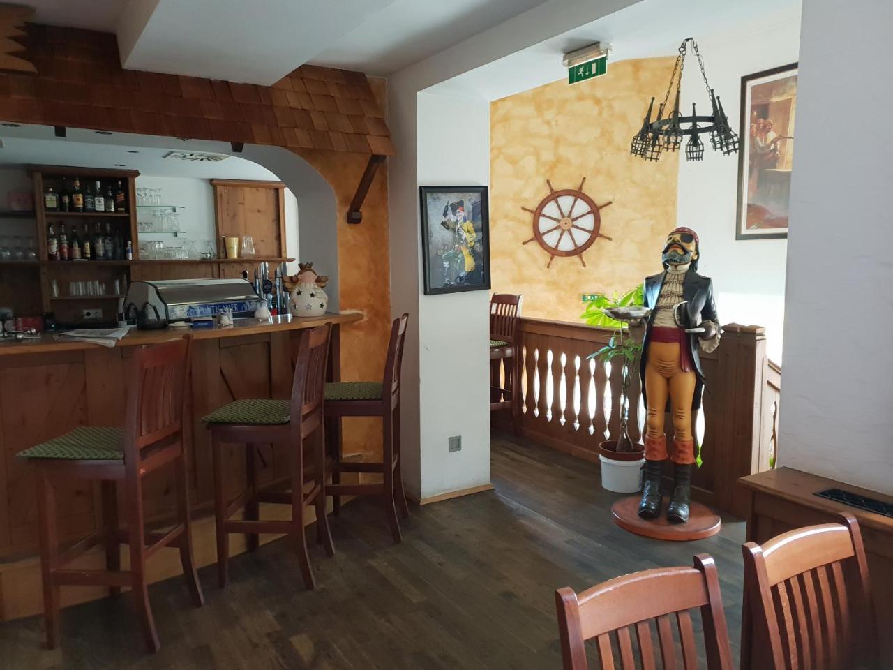 היינבורג אן דר דונאו Pirates Hotel מראה חיצוני תמונה
